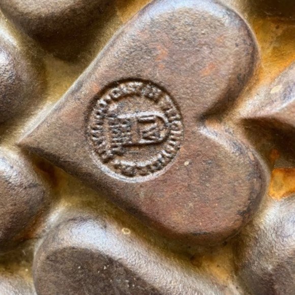 John Wright Rustic Brown Cast Iron 9-Heart Muffin Pan with Handles - Picture 3 of 6